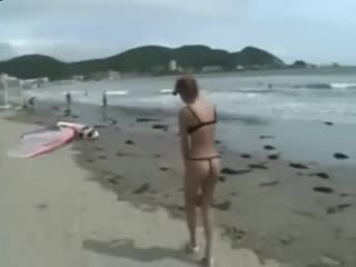 沙滩上的日本微型比基尼与户外性爱海报剧照