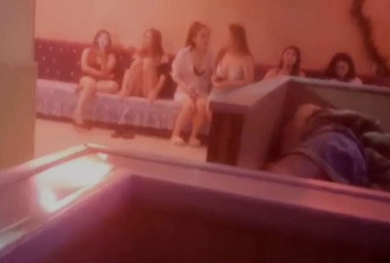 某会所大厅游荡暗拍搭讪,挑了两个小姐上钟。