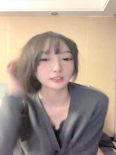 泡泡咕_青春漂亮的女神,偶像明星般的9分顶级颜值,大大的眼睛炯炯有神_高挑的身材.